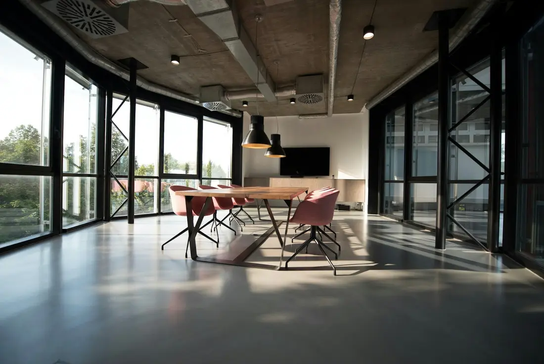 Gepflegtes, helles Büro nach der Unterhaltsreinigung